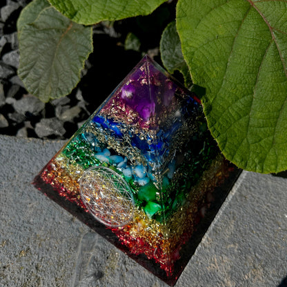 Orgonit 7 Chakren „Regenbogen“ Pyramide Premium