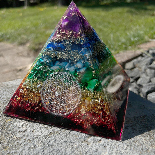 Orgonit 7 Chakren „Regenbogen“ Pyramide Premium
