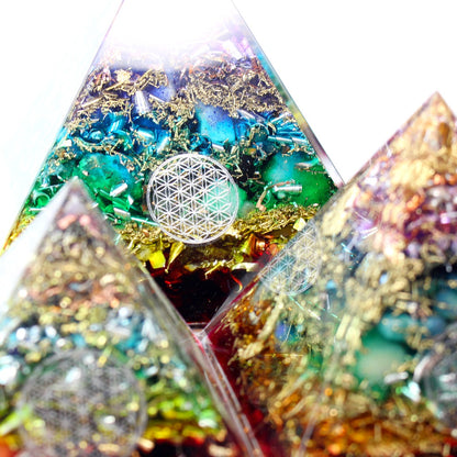 Orgonit 7 Chakren „Regenbogen“ Pyramide Premium